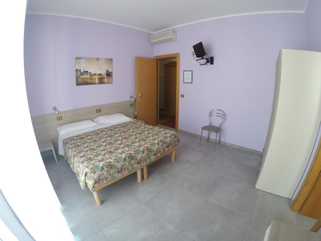 Esperia Hotel 3*